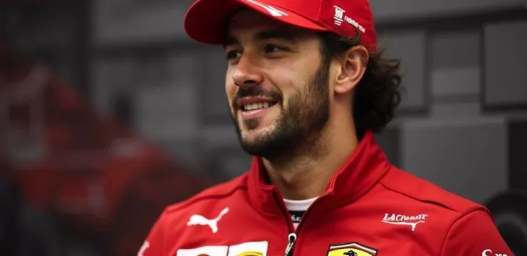 Гонщик Ferrari в красной форме